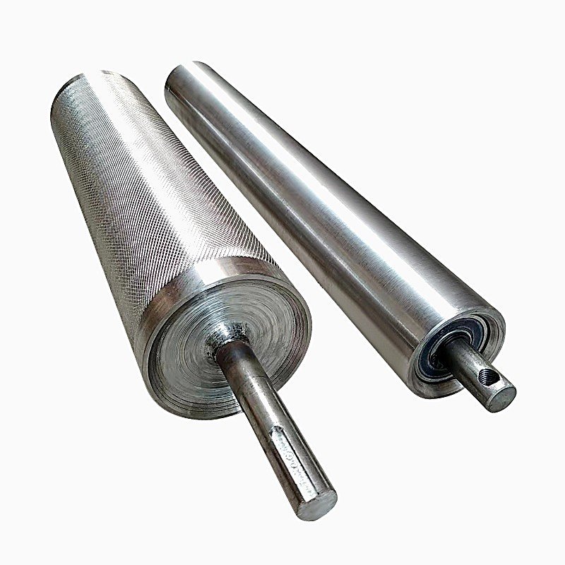 Knurled drive and smooth idler rollers for belt conveyor